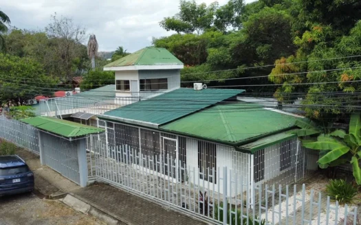 Casa con apartamento a 2 cuadras de la playa