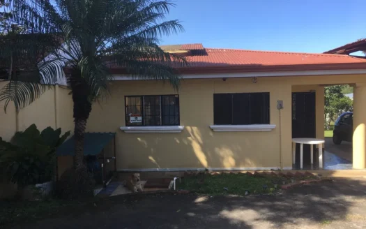 Propiedad con 2 casas en un terreno de 13,218 pies cuadrados