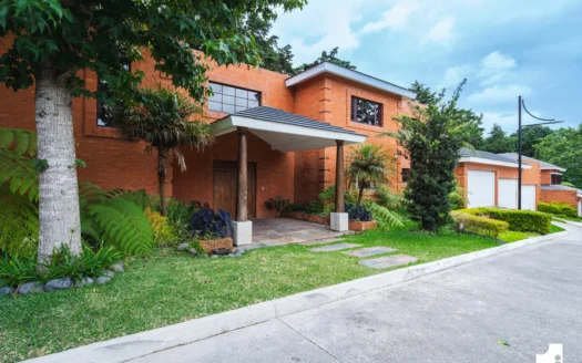 Casa Amplia en Renta en Encinos de Muxbal